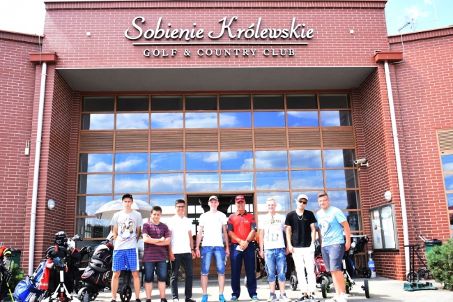 Junior high school playing golf with TOPGolf.pl