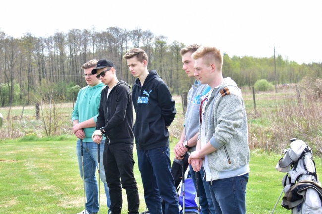 Akcja młodzież ponadgimnazjalna gra w golfa w Sobieniach Królewskich
