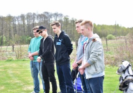 Akcja młodzież ponadgimnazjalna gra w golfa w Sobieniach Królewskich